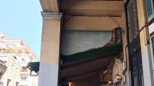 Πάτρα: Κίνδυνος-θάνατος επί της οδού Ερμού από ετοιμόρροπο σημείο ΦΩΤΟ 22 Ετοιμόρροπο τμήμα κτιρίου με ρωγμές και σοβά που πέφτει, στην οδό Ε…