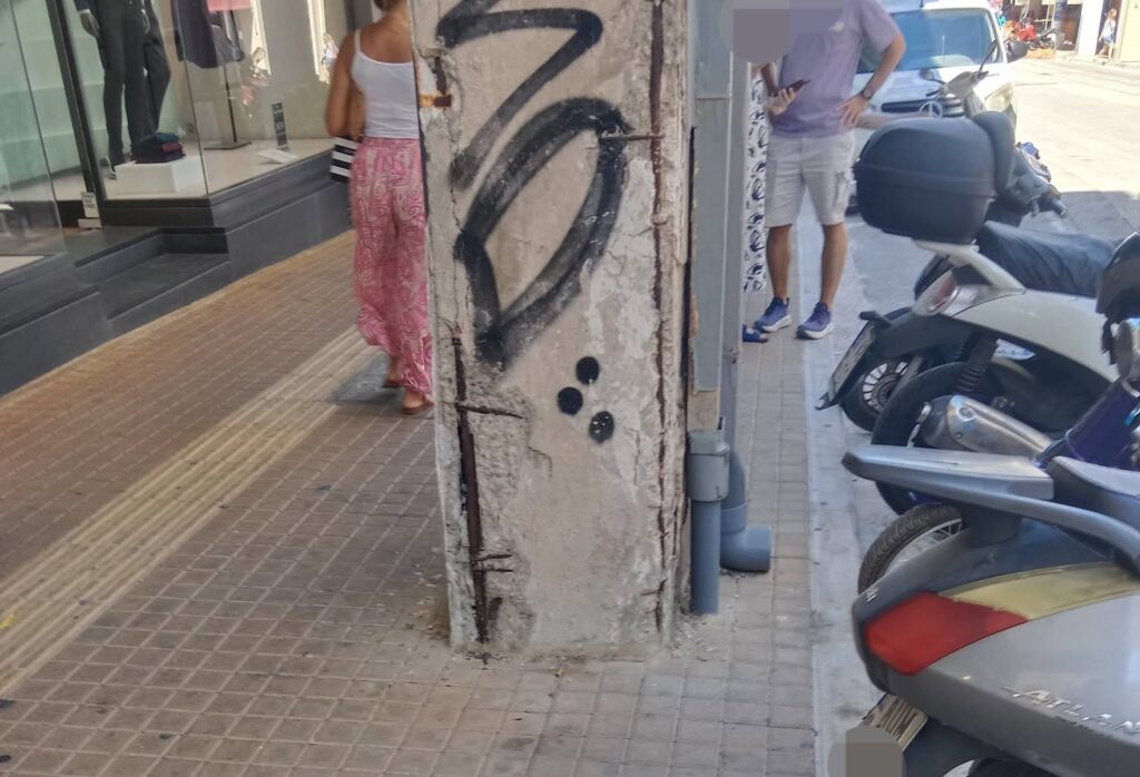 Πάτρα: Φάνηκαν τα σίδερα σε ετοιμόρροπο κτήριο με αμφίβολη την στατικότητά του ΦΩΤΟ