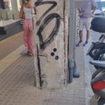 Πάτρα: Φάνηκαν τα σίδερα σε ετοιμόρροπο κτήριο σε σημείο πέρασμα για πεζούς και οδηγούς ΦΩΤΟ