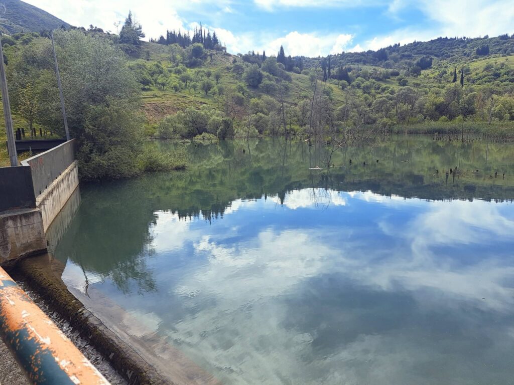 Καλάβρυτα: Σωτήρια η λίμνη Δροσάτου στην τιτάνια μάχη για τη φωτιά στους Πετσάκους ΒΙΝΤΕΟ-ΦΩΤΟ 5 Καλάβρυτα: Σωτήρια η λίμνη Δροσάτου στην τιτάνια μάχη για τη φωτιά στους Πετσάκους ΒΙΝΤΕΟ-ΦΩΤΟ