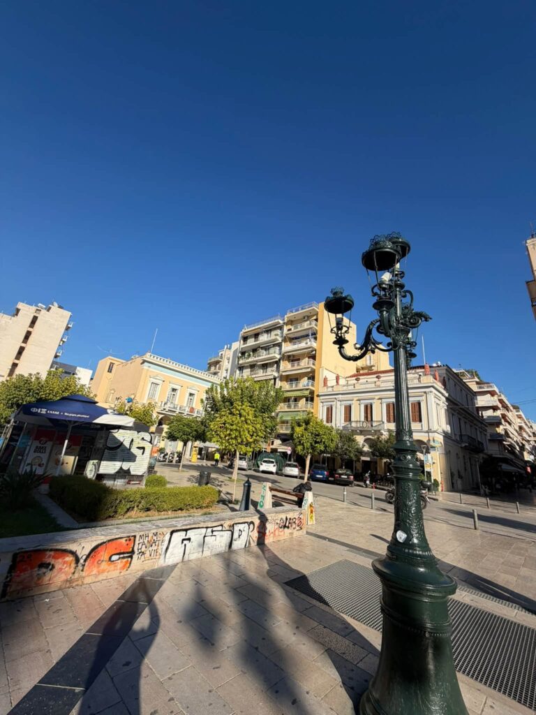 Πάτρα: Ο φανοστάτης στην πλατεία Γεωργίου παραμένει μισός ΦΩΤΟ