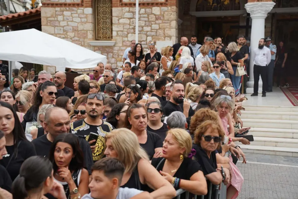 Νίκαια: Πλήθος κόσμου αποχαιρετά τον Γιώργο Μαζωνάκη με τραγούδια και λουλούδια ΦΩΤΟ