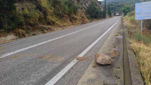 Απομάκρυνση ογκολιθών από το δρόμο στην Πούντα, Αχαΐα