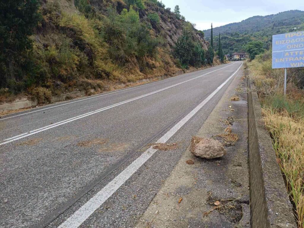 Αχαΐα: Απομάκρυνση επικίνδυνων ογκόλιθων από τον δρόμο της Πούντας ΦΩΤΟ 5 Αχαΐα: Απομάκρυνση επικίνδυνων ογκόλιθων από τον δρόμο της Πούντας ΦΩΤΟ