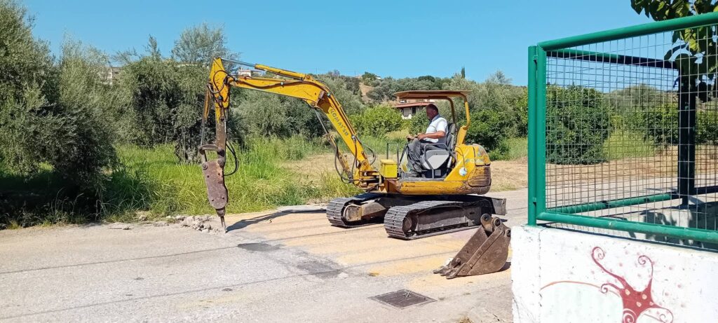Αντιπλημμυρική θωράκιση στο σχολείο της Ακράτας πριν τις βροχοπτώ…