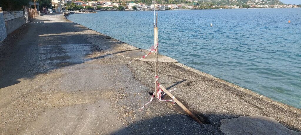 Παραλιακός δρόμος στην Αιγέα με σημάδια επικείμενης κατάρρευσης
