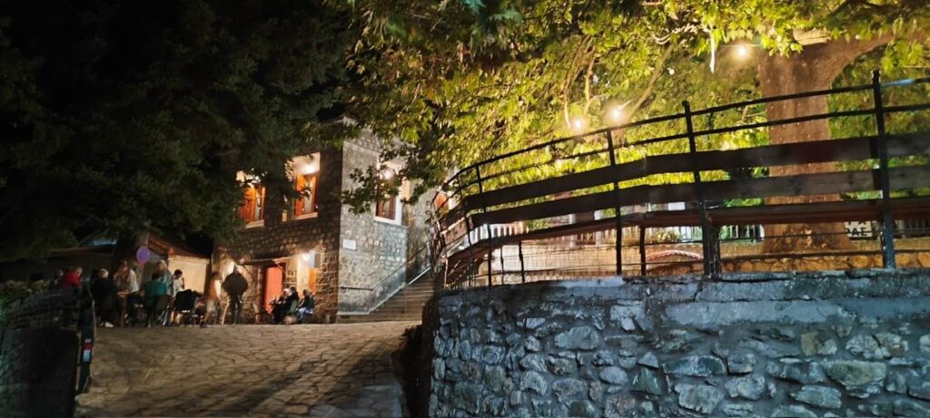 Ο Δημοτικός Ξενώνας στην Αγία Βαρβάρα έγινε Μπαράκι ΦΩΤΟ 7 Ο Δημοτικός Ξενώνας στην Αγία Βαρβάρα έγινε Μπαράκι ΦΩΤΟ