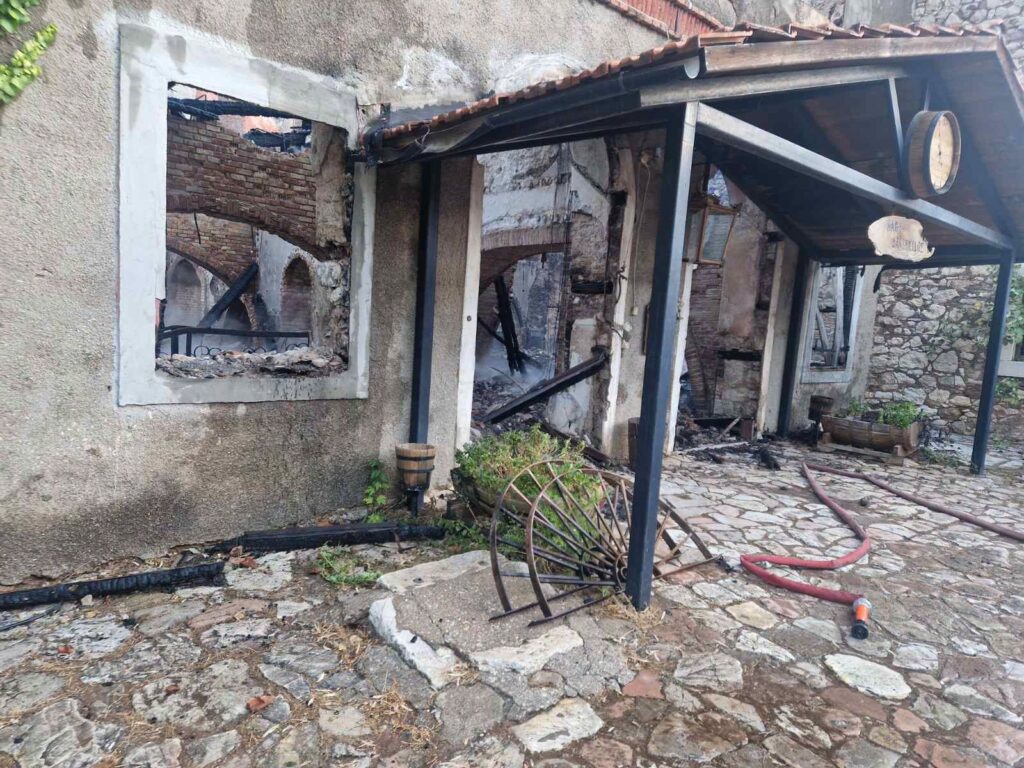 Πάτρα: Νέες εικόνες από την καταστροφή στην Achaia Clauss - Η Οινοποιία «έχασε» τον Πύργο και το ιστορικό Ρολόι BINTEO-ΦΩΤΟ
