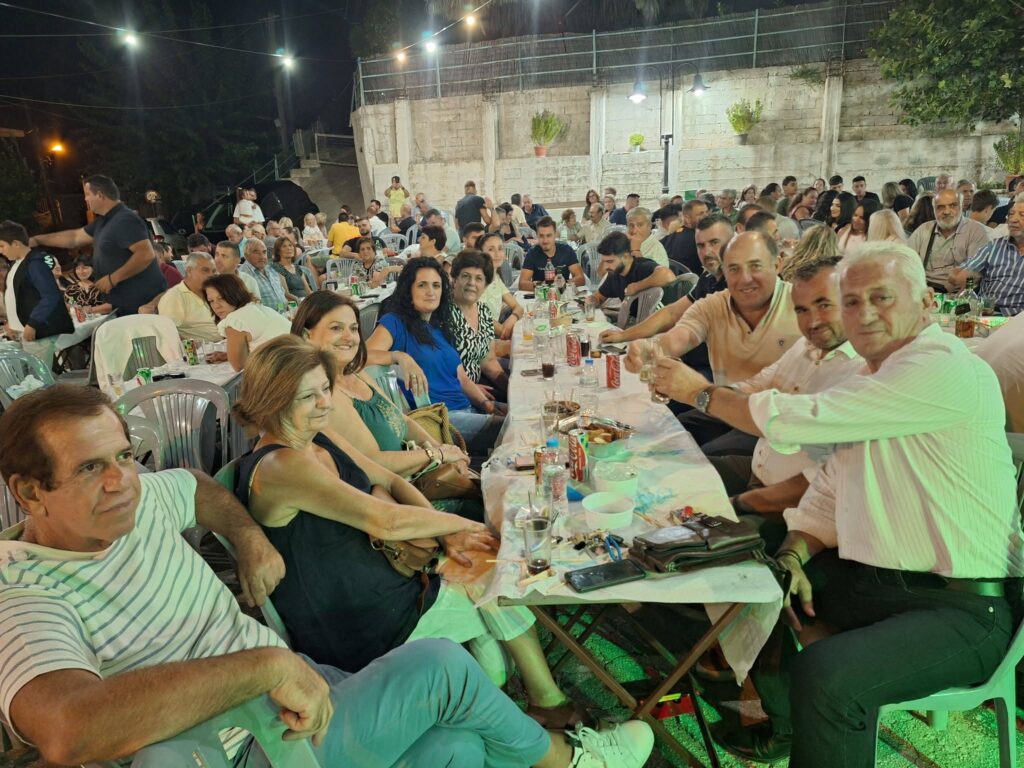 Πλήθος ανθρώπων κάθε ηλικίας σε μουσικοχορευτική βραδιά στην Μητρ…