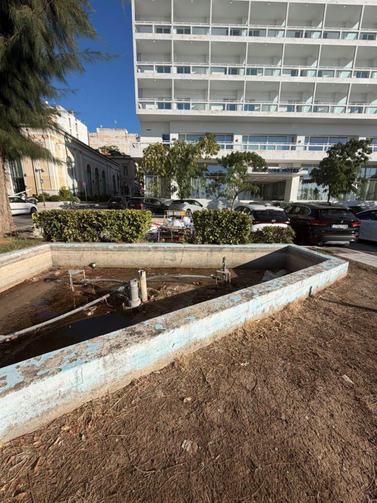 Πάτρα: Στάσιμα νερά και σκουπίδια στο συντριβάνι μπροστά από το «Αστήρ» ΦΩΤΟ