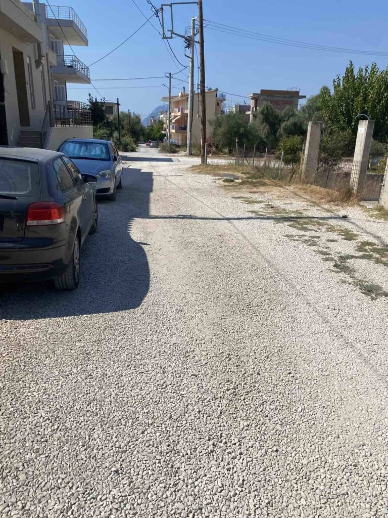 Πάτρα: «Χωράφι» ο δρόμος εδώ και χρόνια παρά την έκκληση για ασφαλτόστρωση ΦΩΤΟ