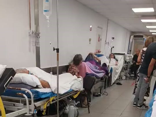 Ρίο: Δραματικές εικόνες με ασθενείς σε φορεία στους διαδρόμους του Νοσοκομείου ΒΙΝΤΕΟ-ΦΩΤΟ