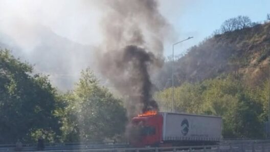 Πάτρα: Φωτιά σε νταλίκα στη Μεγάλη Περιμετρική – ΦΩΤΟ