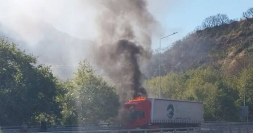 Πάτρα: Φωτιά σε νταλίκα στη Μεγάλη Περιμετρική – ΦΩΤΟ 4 Πάτρα: Φωτιά σε νταλίκα στη Μεγάλη Περιμετρική – ΦΩΤΟ