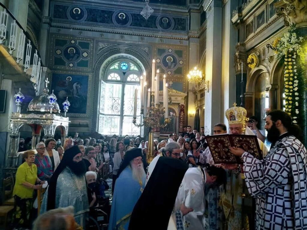 Ουρές πιστών στον εορτασμό της Παντάνασσας ΦΩΤΟ