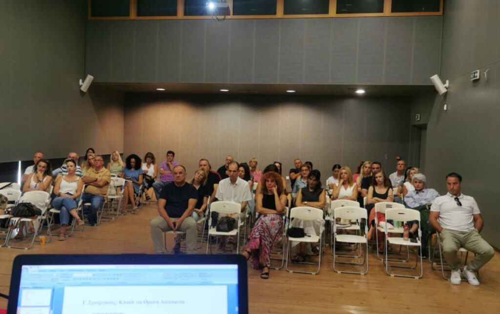 Κοινό παρακολουθεί εκδήλωση για το «Πολλαπλό Βιβλίο και Συνδιδασκ…
