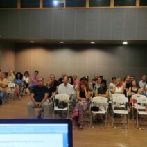 Κοινό παρακολουθεί εκδήλωση για το «Πολλαπλό Βιβλίο και Συνδιδασκ…