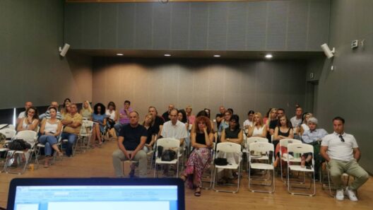 Κοινό παρακολουθεί εκδήλωση για το «Πολλαπλό Βιβλίο και Συνδιδασκ…