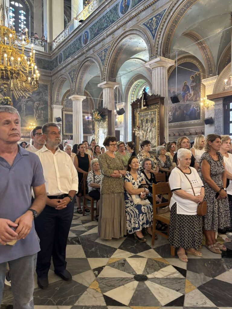 Ουρές πιστών στον εορτασμό της Παντάνασσας ΦΩΤΟ