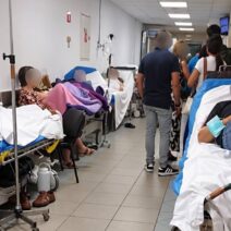 Ανθρώπους σε ουρά αναμονής στο Πανεπιστημιακό Νοσοκομείο Βίντεο-Φ…