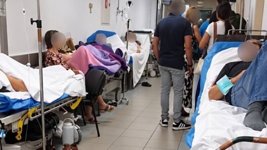 Ανθρώπους σε ουρά αναμονής στο Πανεπιστημιακό Νοσοκομείο Βίντεο-Φ…