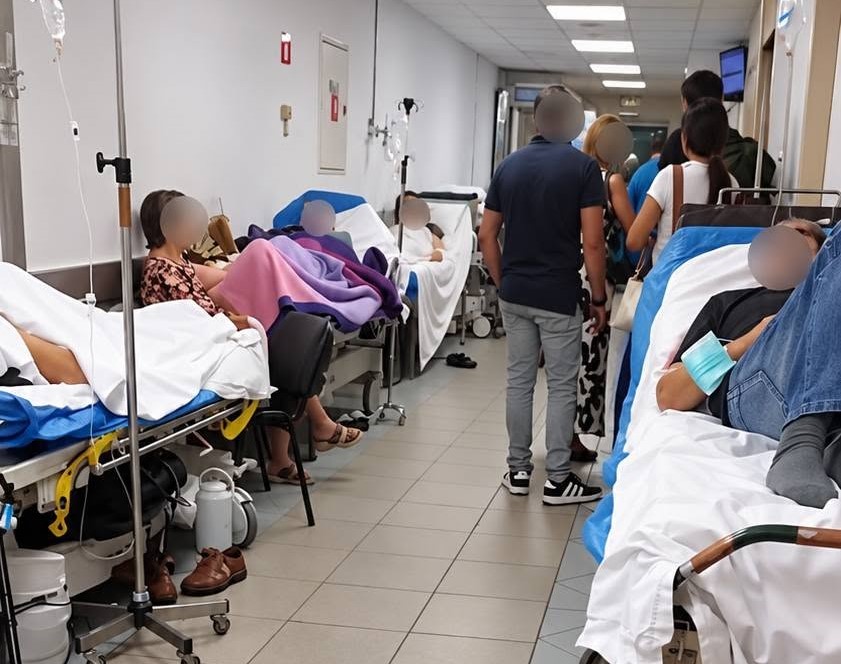 Ανθρώπους σε ουρά αναμονής στο Πανεπιστημιακό Νοσοκομείο Βίντεο-Φ…