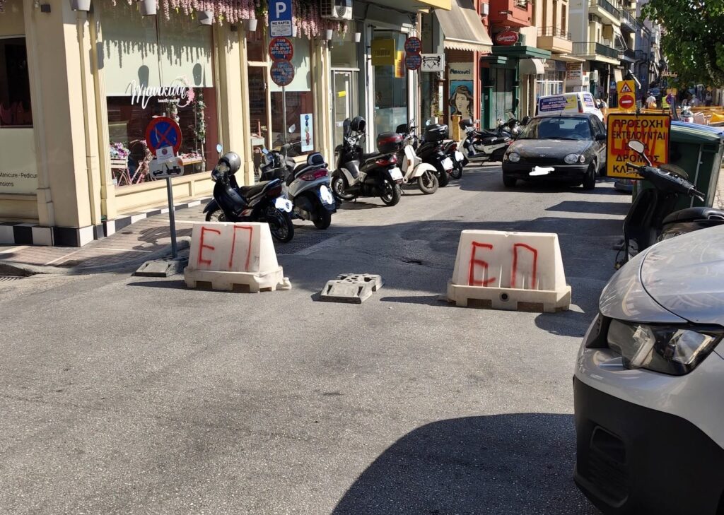 Πάτρα: Σε κάθε γωνιά και μια ταμπέλα με διαμάχες στους δρόμους για τις ρυθμίσεις του κυκλοφοριακού ΦΩΤΟ