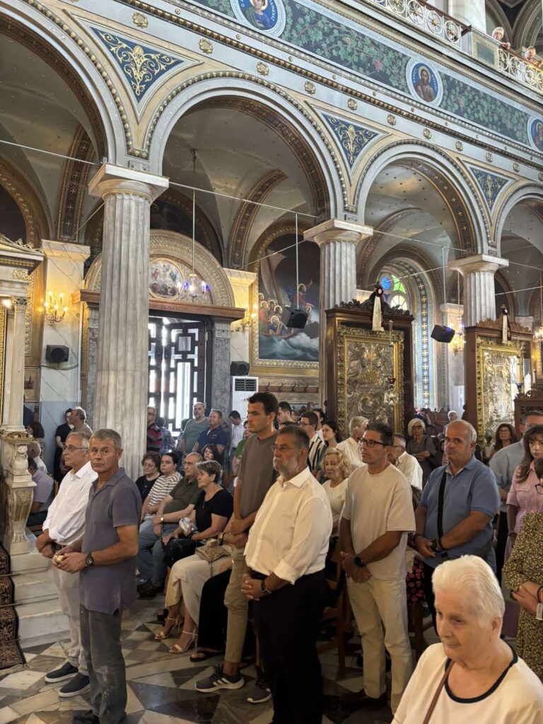 Ουρές πιστών στον εορτασμό της Παντάνασσας ΦΩΤΟ