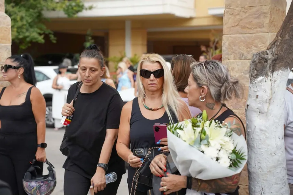 Γιώργος Μαζωνάκης: Από νωρίς στη Νίκαια ο κόσμος για να τον αποχαιρετήσει ΦΩΤΟ