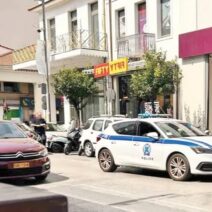 Πάτρα: «Οξύμωρη» στάση της Τροχαίας με κλήσεις για διπλοπαρκάρισμα σε μπλοκαρισμένο δρόμο 1 Πάτρα: «Οξύμωρη» στάση της Τροχαίας με κλήσεις για διπλοπαρκάρισμα σε μπλοκαρισμένο δρόμο