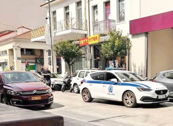 Πάτρα: «Οξύμωρη» στάση της Τροχαίας με κλήσεις για διπλοπαρκάρισμα σε μπλοκαρισμένο δρόμο