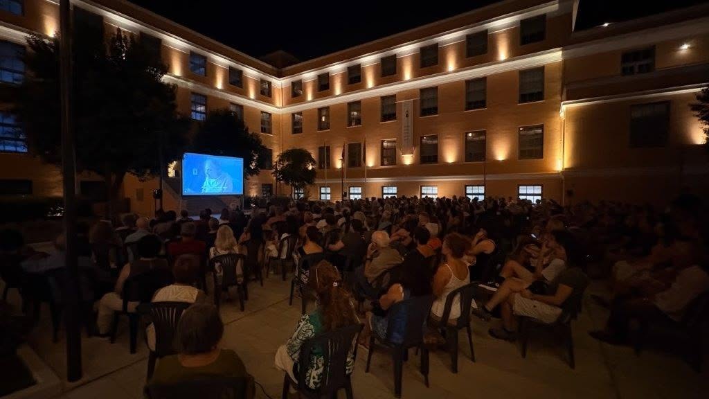 To «οδοιπορικό» του Δημοτικού Κινητού Κινηματογράφου στην Πάτρα ΦΩΤΟ