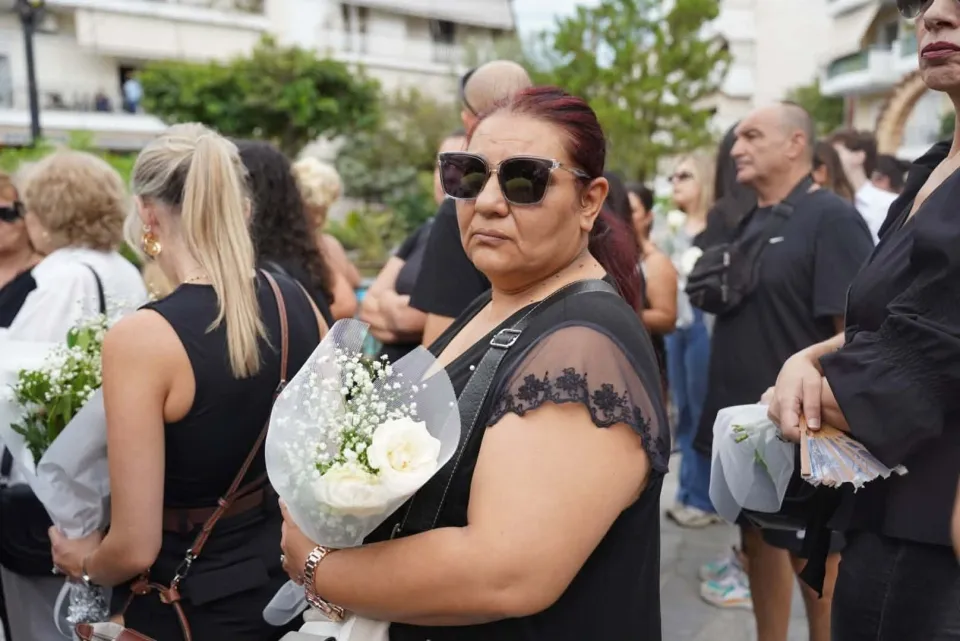 Νίκαια: Πλήθος κόσμου αποχαιρετά τον Γιώργο Μαζωνάκη με τραγούδια και λουλούδια ΦΩΤΟ