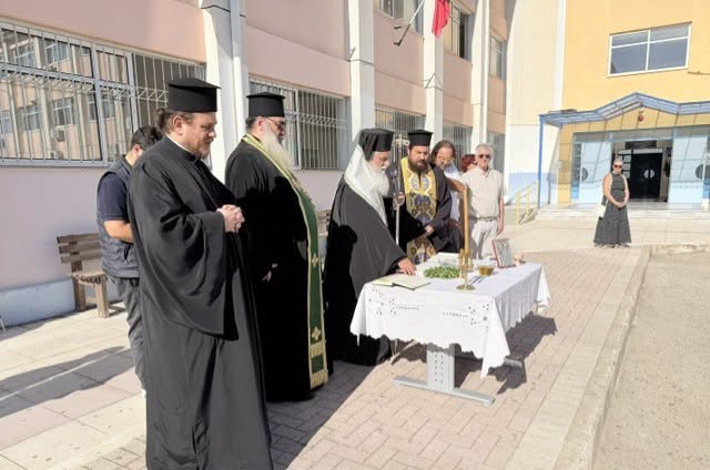 Αγιασε τρία σχολεία ο Μητροπολίτης Καλαβρύτων και Αιγιαλείας Ιερώνυμος ΦΩΤΟ