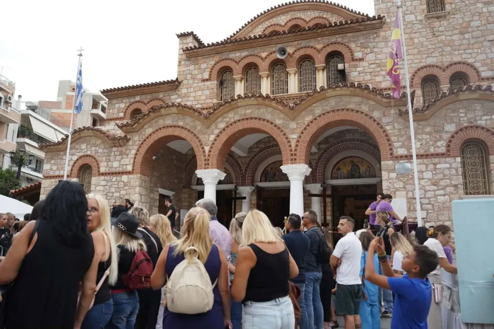 Νίκαια: Πλήθος κόσμου αποχαιρετά τον Γιώργο Μαζωνάκη με τραγούδια και λουλούδια ΦΩΤΟ
