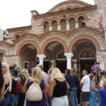Γιώργος Μαζωνάκης: Από νωρίς στη Νίκαια ο κόσμος για να τον αποχαιρετήσει ΦΩΤΟ