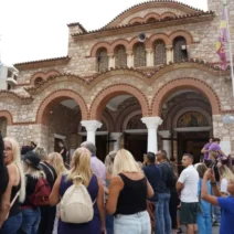 Γιώργος Μαζωνάκης περιτριγυρισμένος από κόσμο στη Νίκαια