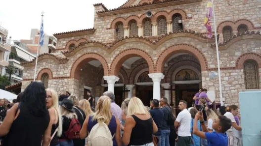 Γιώργος Μαζωνάκης: Από νωρίς στη Νίκαια ο κόσμος για να τον αποχαιρετήσει ΦΩΤΟ 14 Γιώργος Μαζωνάκης περιτριγυρισμένος από κόσμο στη Νίκαια