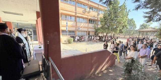 Αγιασε τρία σχολεία ο Μητροπολίτης Καλαβρύτων και Αιγιαλείας Ιερώνυμος ΦΩΤΟ