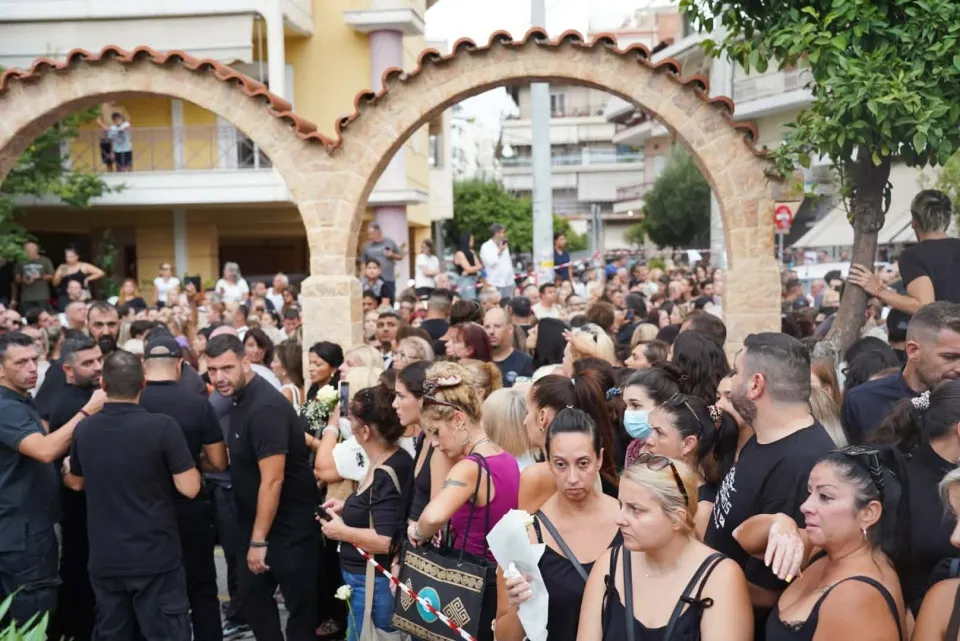 Νίκαια: Πλήθος κόσμου αποχαιρετά τον Γιώργο Μαζωνάκη με τραγούδια και λουλούδια ΦΩΤΟ
