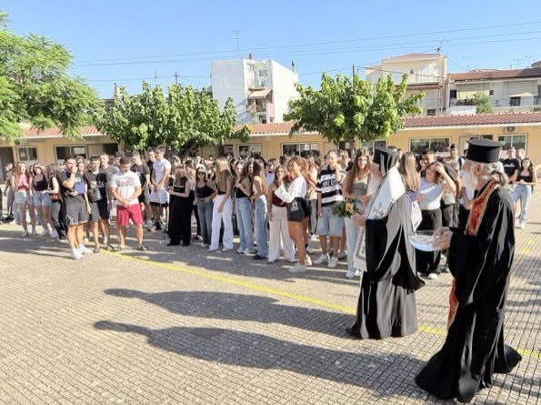Αγιασε τρία σχολεία ο Μητροπολίτης Καλαβρύτων και Αιγιαλείας Ιερώνυμος ΦΩΤΟ