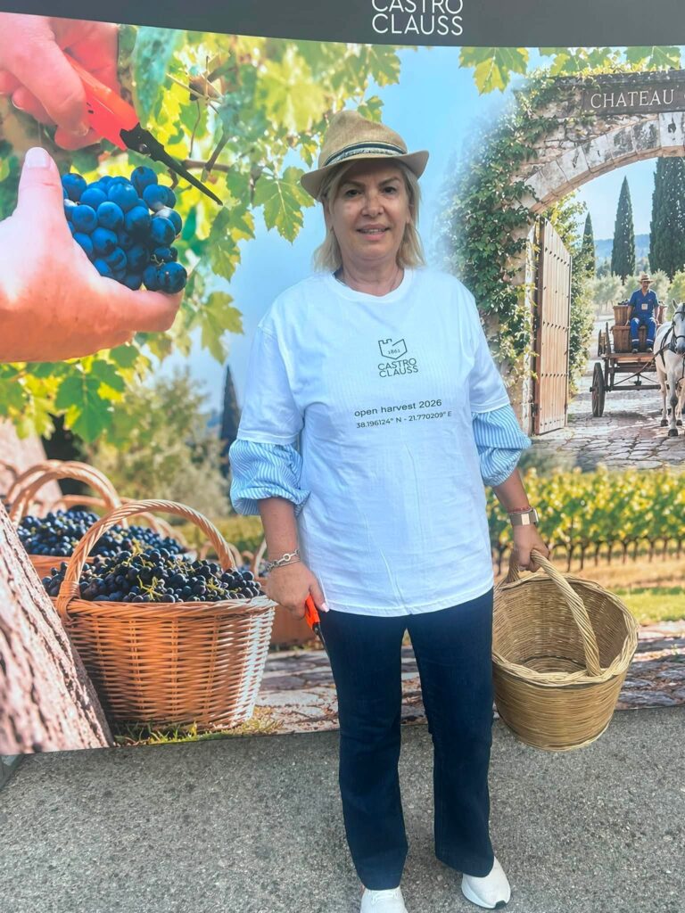 Πάτρα: «Αναστήθηκε» από τις στάχτες της η Achaia Clauss – Πολιτικοί και πολίτες τρύγησαν μετά την πυρκαγιά ΦΩΤΟ 9 Πάτρα: «Αναστήθηκε» από τις στάχτες της η Achaia Clauss – Πολιτικοί και πολίτες τρύγησαν μετά την πυρκαγιά ΦΩΤΟ