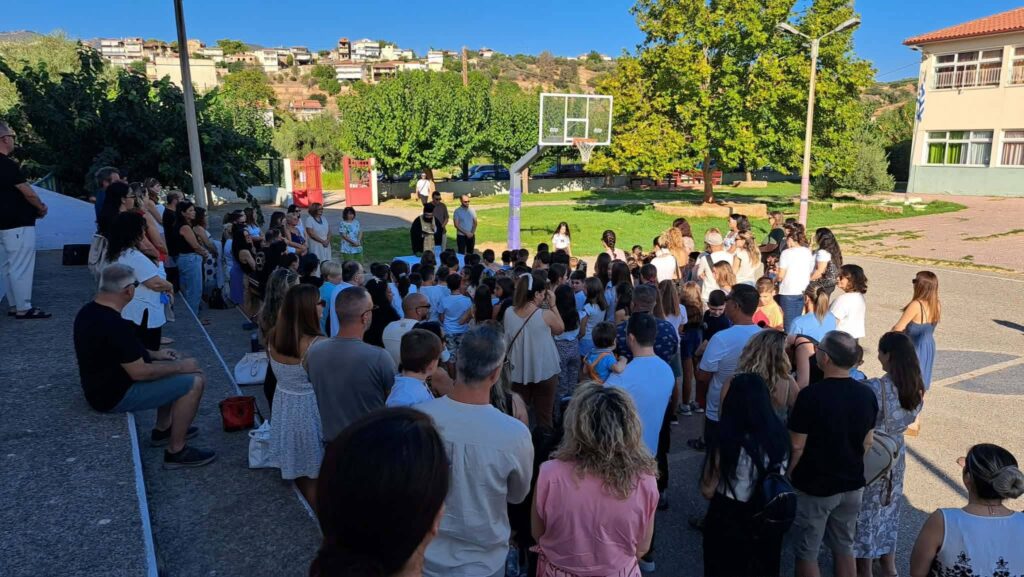 Ο αγιασμός στο 1ο Δημοτικό Σχολείο Ακράτας ΦΩΤΟ 5 Ο αγιασμός στο 1ο Δημοτικό Σχολείο Ακράτας ΦΩΤΟ