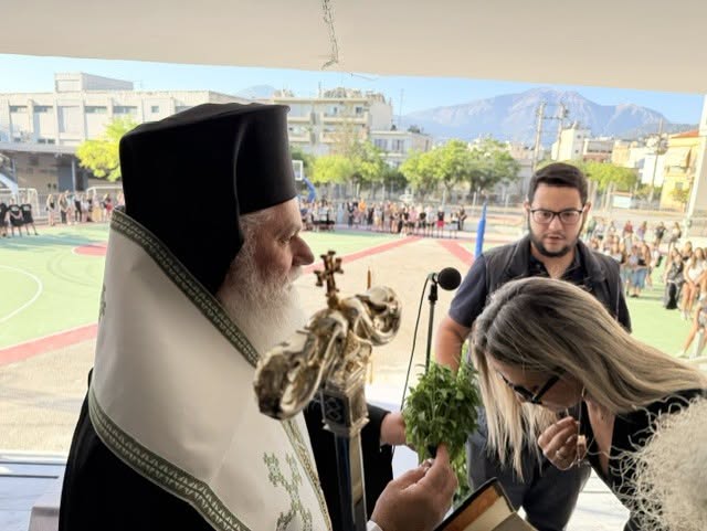 Αγιασε τρία σχολεία ο Μητροπολίτης Καλαβρύτων και Αιγιαλείας Ιερώνυμος ΦΩΤΟ