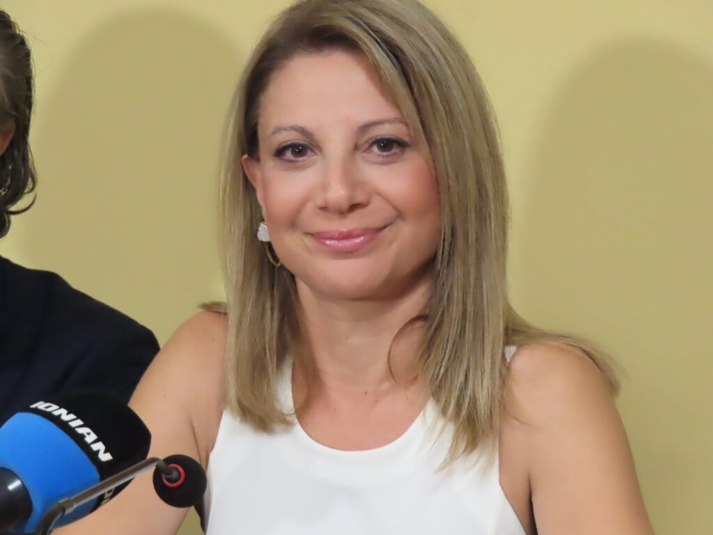 Πάτρα: Η Μαρία Καρυστιανού «δεν ήρθε για να φύγει αλλά για να αλλάξει τα πράγματα» ΦΩΤΟ 5 Πάτρα: Η Μαρία Καρυστιανού «δεν ήρθε για να φύγει αλλά για να αλλάξει τα πράγματα» ΦΩΤΟ