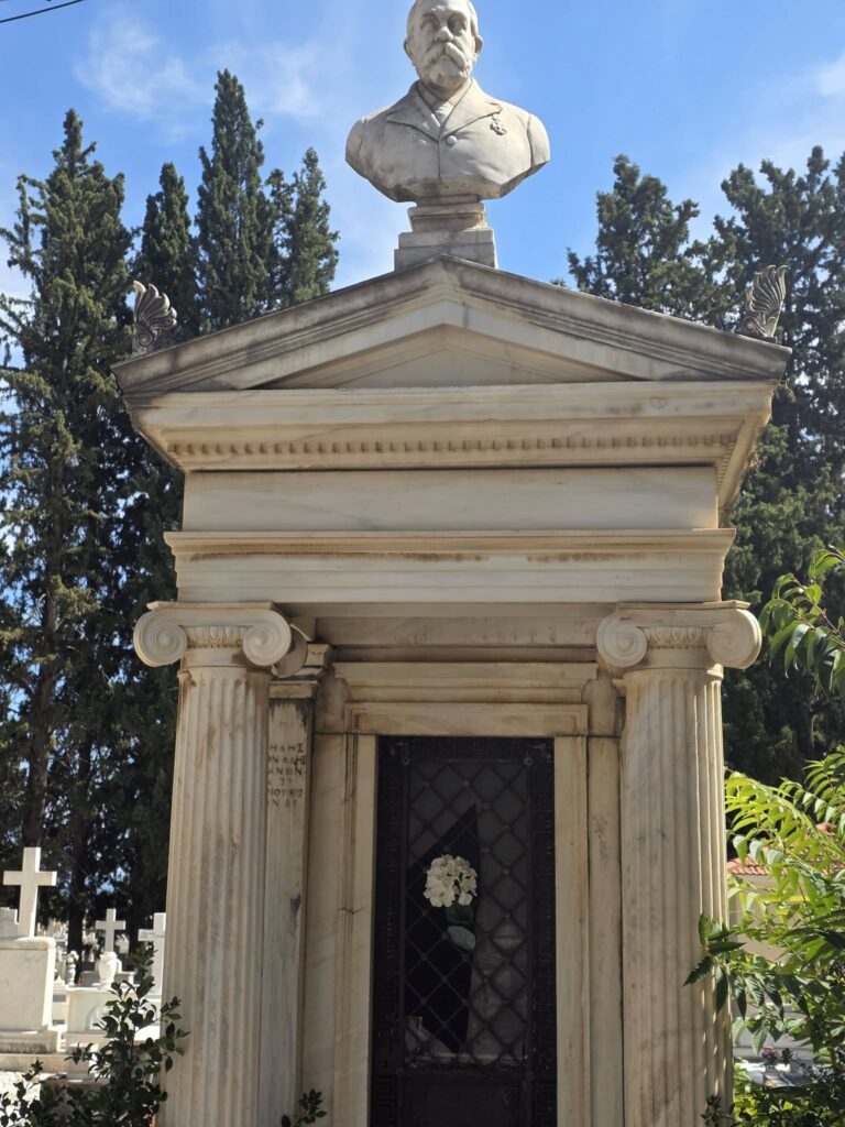 Αίγιο: Έντονες αντιδράσεις για την εγκατάλειψη στο μνήμα του Διομήδη Πολυχρονιάδη ΦΩΤΟ 7 Αίγιο: Έντονες αντιδράσεις για την εγκατάλειψη στο μνήμα του Διομήδη Πολυχρονιάδη ΦΩΤΟ
