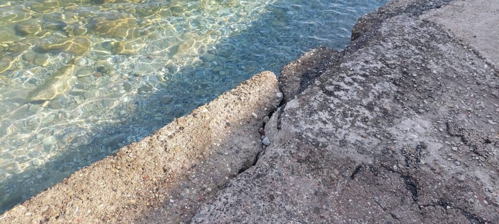 Αιγείρα: Ετοιμος να καταρρεύσει ο παραλιακός δρόμος από τις καθυστερήσεις στα έργα αντιδιάβρωσης της ακτής ΦΩΤΟ 5 Αιγείρα: Ετοιμος να καταρρεύσει ο παραλιακός δρόμος από τις καθυστερήσεις στα έργα αντιδιάβρωσης της ακτής ΦΩΤΟ