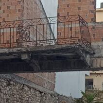 Κίνδυνος μπαλκόνι που κρέμεται στην οδό Γερμανού στην Πάτρα