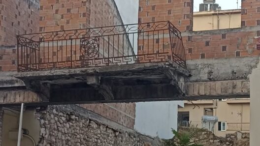 Κίνδυνος μπαλκόνι που κρέμεται στην οδό Γερμανού στην Πάτρα