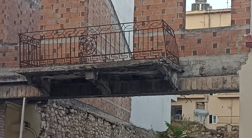 Κίνδυνος μπαλκόνι που κρέμεται στην οδό Γερμανού στην Πάτρα
